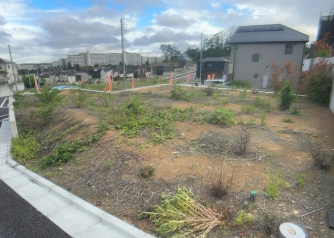 家を建てる場合、方位は要チェックです。現実的に日当たりのよい家ならばリビングは南側、建築基準法でも北側に当たる家への配慮は求められています。土地を見学に行く際は、方位磁針を持って行くようにしましょう。