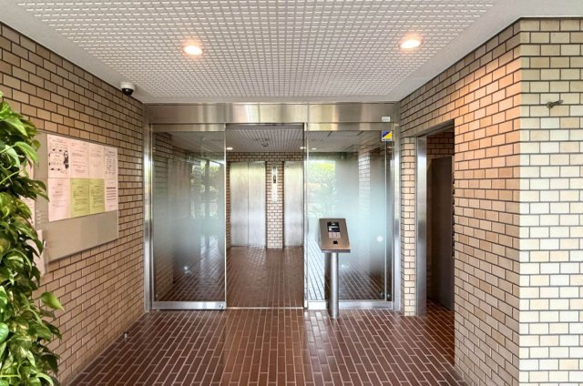 レンガ調タイルで仕上げられたエントランスは、時を重ねた趣と落ち着きを感じる佇まいです。