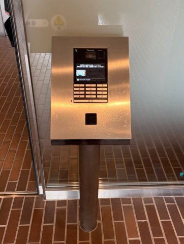 エントランスにはオートロック対応のインターホンが設置され、安心感に配慮された設備です。