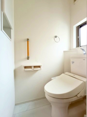 【トイレ】　トイレはシンプルなデザイン。毎日使う場所だからこそ、使い勝手を考慮しました。