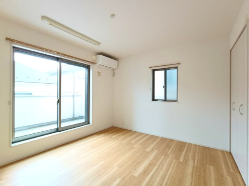 【洋室1　約7.0帖】　バルコニーに面した明るいお部屋です。陽気に楽しみ、やすらぐ室内。