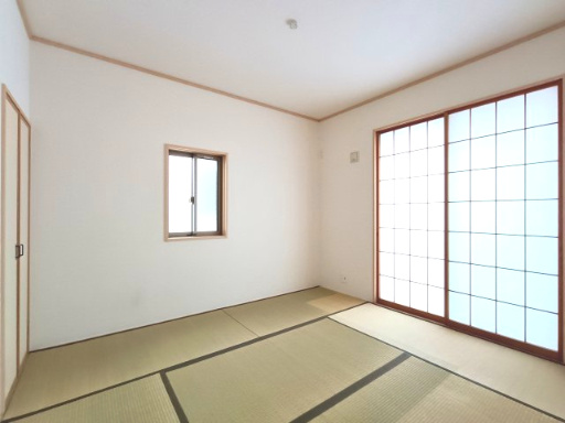 【和室　約5.2帖】　裸足でくつろげる和室もございます。畳の香りでリラックス♪