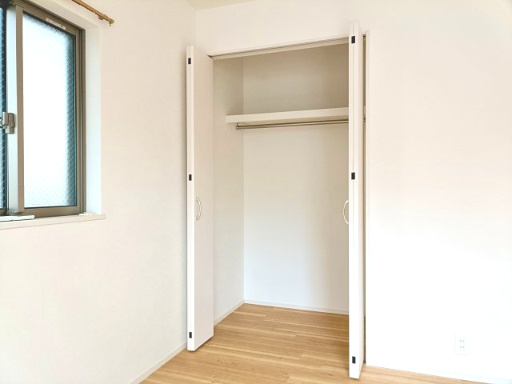 【洋室1　収納】　全てのお部屋に収納を備え、空間を広くお使いいただけます。