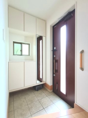 【玄関】　姿見付きの玄関収納を備えています。お出かけ前に身支度のチェックができます。