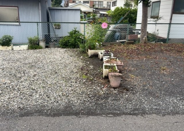 土地の形が極端に長細かったり、狭小地、あるいは道路との高低差がある傾斜地だった場合、後々売ろうとしても買い手がつかない場合もあります。後々、売却することになった時に価値の下がらない土地を選びましょう。