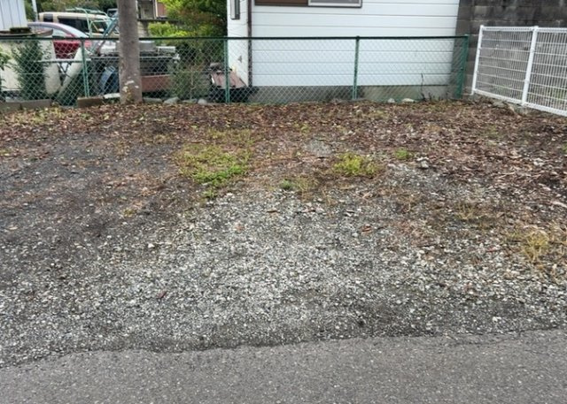 土地の面積＝住宅面積ではありません。建ぺい率の問題などで、土地のある場所によって住宅を建てられる面積は限られています。高さもしかり、「土地」という言葉の中には、建築条件も含まれると考えておきましょう。