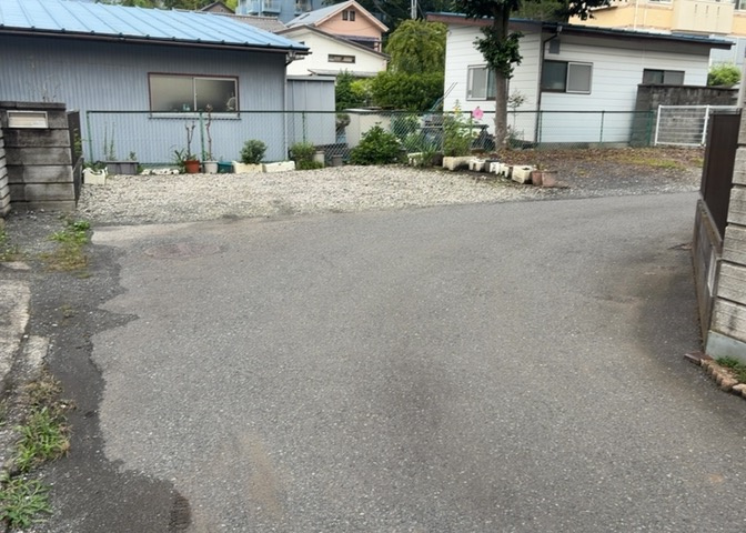 土地を買う際、住む地域の自治体や福祉の補助制度にも注目してみましょう。子供や老人の医療補助やゴミ出しのルールなど、自治体によってルールに大きな違いがあるため、暮らしやすい土地で判断するとよいでしょう。