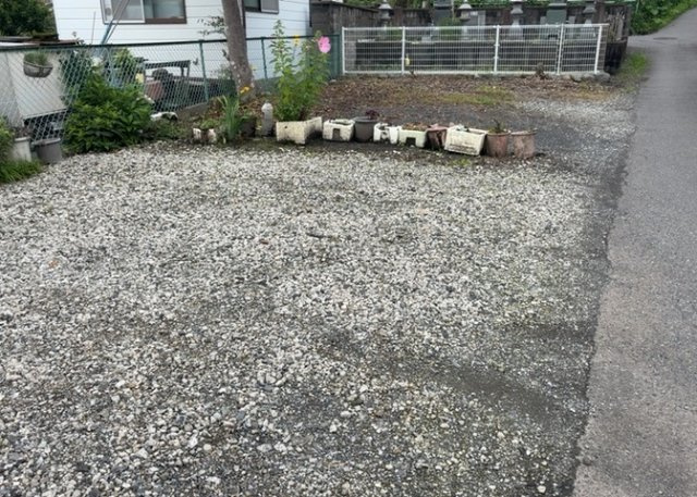 土地の前の道路に消火栓が設置されていることがあります。この場合、道路交通法第45条第1項により、駐車禁止の場所が指定されています。そのため、車庫などの駐車スペースをつくることができない場合があります。