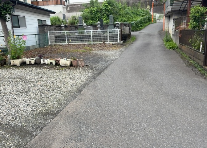 現地に行くなら、物件の周囲の地形がどうなっているかを見ることも大切です。周辺より低くなっている土地では、大雨などで水が集まりやすいため、地盤が弱くなっているということも考えられるため、注意が必要です。