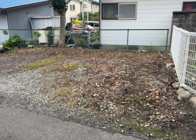 土地購入を検討されている場合、境界杭がない状態で購入してしまうと境界確定測量をする必要があり、費用がかかります。購入の前に、売主、隣土地所有者立ち合いのもと境界を確定し境界杭を設置するのがベストです。