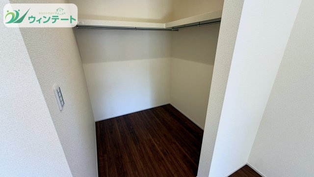 ウォークインクローゼットがあることで、生活空間がすっきり。整理整頓しやすい収納スペースです。