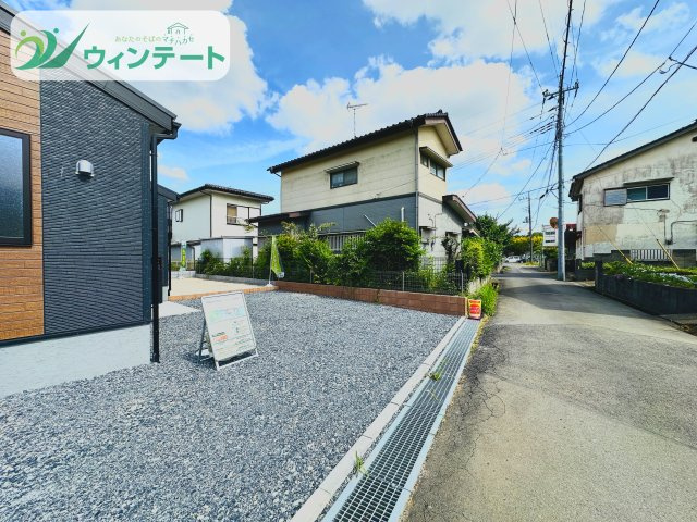 来客時にも対応できる3台分の駐車スペース。休日には洗車スペースとしても活用できます。