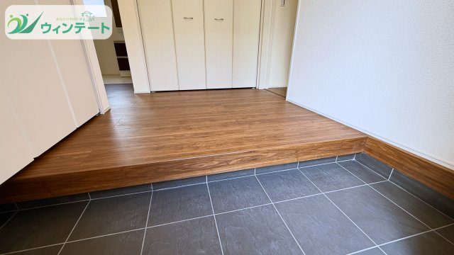 ナチュラルな木目とタイルが調和する温かみのある玄関アプローチ。心地よい第一印象をつくる上質なデザインです。