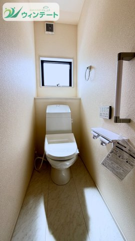 シンプルなデザインで圧迫感のないトイレ。換気もしやすく、いつでも快適な空間をキープできます。