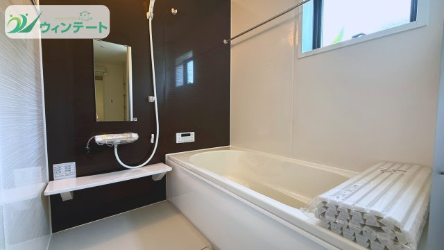 足を伸ばしてゆったりくつろげる一坪タイプの浴室。乾燥機付きで雨の日でも安心。家族のリラックスタイムにぴったりです。