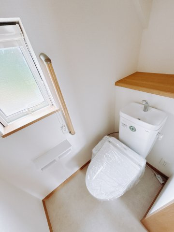 ■トイレ｜トイレは1・2階それぞれにシャワー付きトイレを完備。朝夕の忙しい時ほど、家族のトイレ時間がかぶるもの。トイレが2箇所にあると時短にも繋がり便利です♪