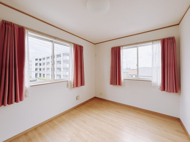 ■洋室｜お子様の一人部屋にピッタリな洋室。木のぬくもりを感じるフローリングは、天然木の味わいが時とともに深みを増していきます。また、傷にも強く、フリーワックスでお手入れもラクラクです♪