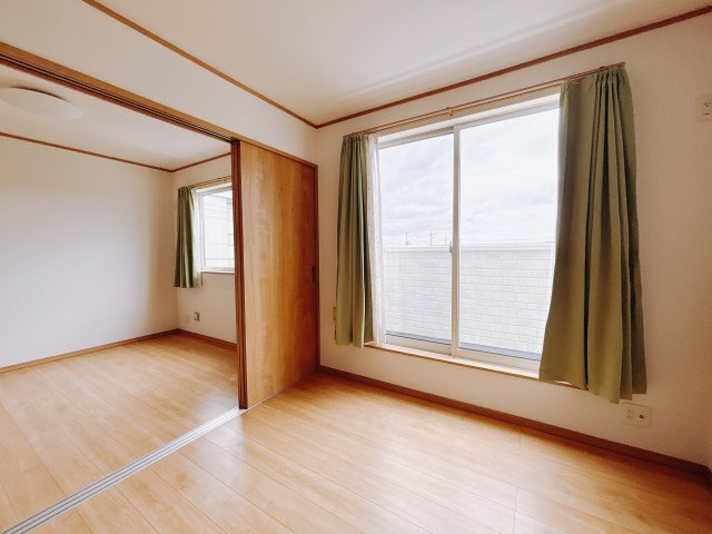■洋室｜お子様が小学校に上がった頃に自分の部屋ができると、一人で寝ることや学校に来ていく服を自分でそろえるなどの習慣・自立心が芽生えます。お子様が一人になれる空間は大事です♪