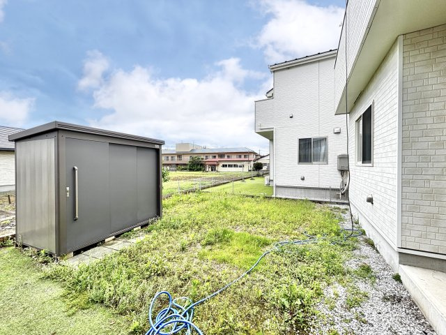 ■庭｜物置があり車のタイヤや、工具などが収納できます！外構や植栽の計画次第で自分好みにアレンジできる余白があり、住みながら楽しめる住まいです♪