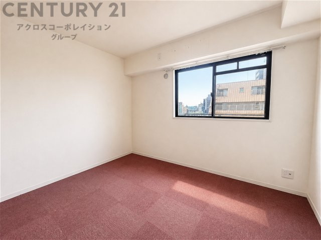 大きな窓から明るい陽射しが差し込む、心地よい洋室です。シンプルな間取りで家具の配置もしやすく、寝室や子ども部屋、書斎などライフスタイルに合わせて活用できます。