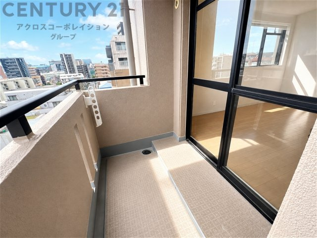 開放感あふれるバルコニーは、陽当たり・眺望ともに良好。室内まで心地よい光が差し込み、洗濯物も気持ちよく干せます。毎日の暮らしに爽やかな開放感をプラスします。