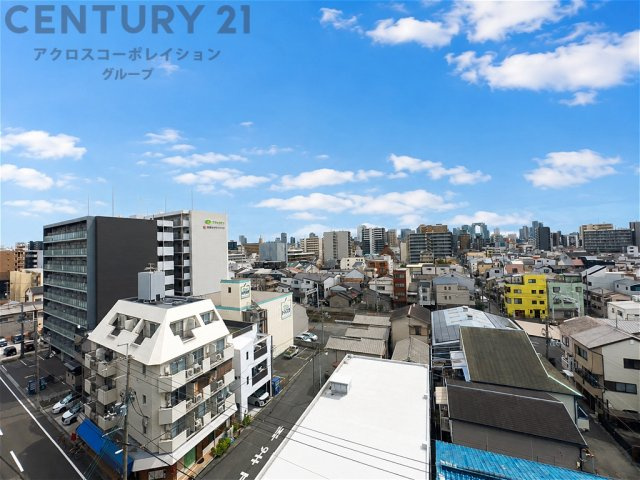 開放感あふれる眺望が魅力。青空の下に広がる街並みを一望でき、心地よい景色を楽しめます。視界を遮る建物も少なく、毎日の暮らしにゆとりを感じられる住環境です。