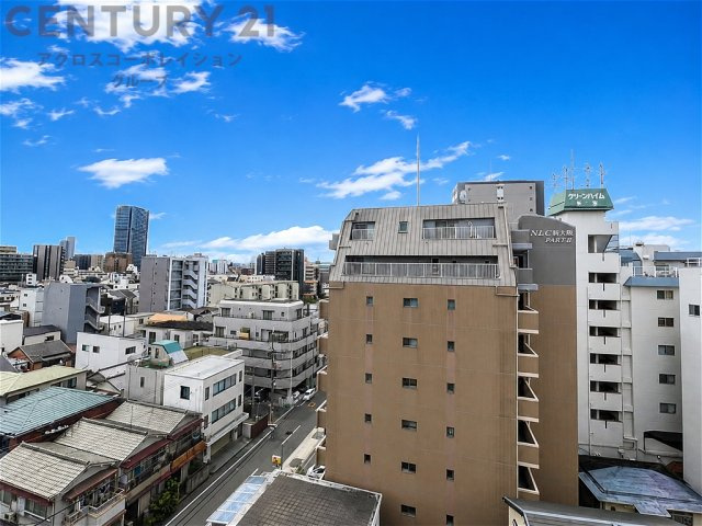 バルコニーからは開放感のある街並みを一望。視界が広く、青空を身近に感じられる爽やかな眺望が魅力です。毎日の暮らしに心地よさと開放感をもたらしてくれる住環境です。