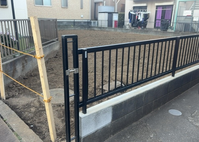 家を建てる場合、方位は要チェックです。現実的に日当たりのよい家ならばリビングは南側、建築基準法でも北側に当たる家への配慮は求められています。土地を見学に行く際は、方位磁針を持って行くようにしましょう。