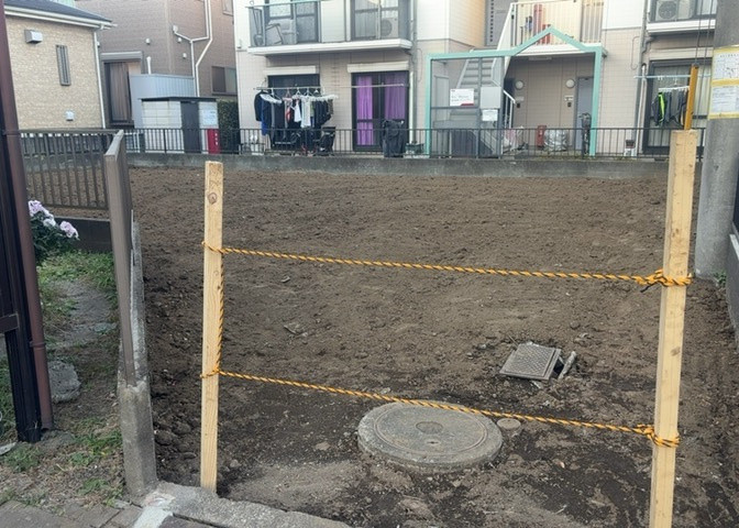 土地の前の道路に消火栓が設置されていることがあります。この場合、道路交通法第45条第1項により、駐車禁止の場所が指定されています。そのため、車庫などの駐車スペースをつくることができない場合があります。