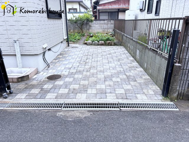 アコーディオン門扉付きの駐車場です
