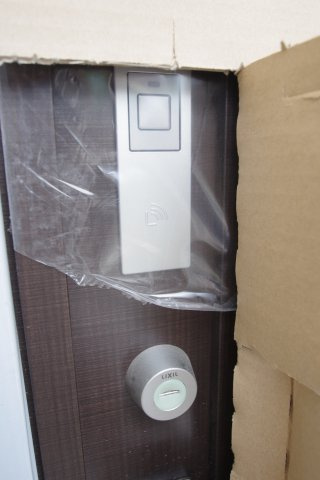 玄関扉はカードキー対応