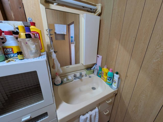 コンパクトながら使い勝手の良い洗面台。鏡付きで身支度もしやすく、収納スペースも備わっているため、日用品をすっきりと整理できます。日常使いにちょうど良いサイズ感で、毎日の生活を快適にサポートしてくれます