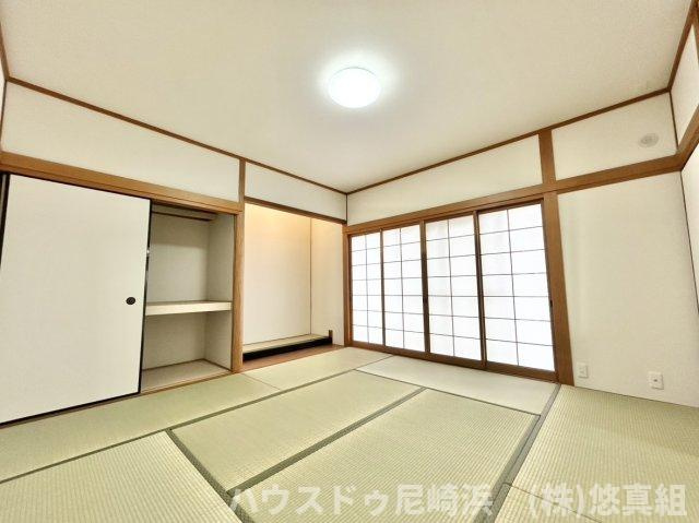 1階和室　5.1帖　お子様の遊び場や急な来客時にも便利！縁側に出られ、お庭を眺めながら癒し時間を♪