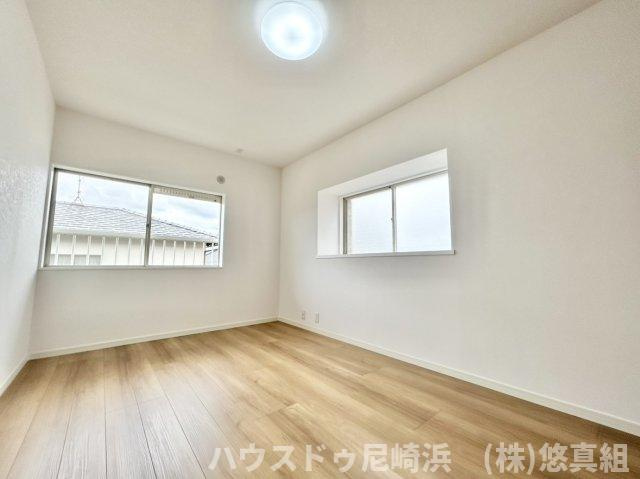 2階（西側）寝室　約7.5帖　南東向き＆二面採光で明るく西側に出窓もあり開放的！クローゼット収納あり。