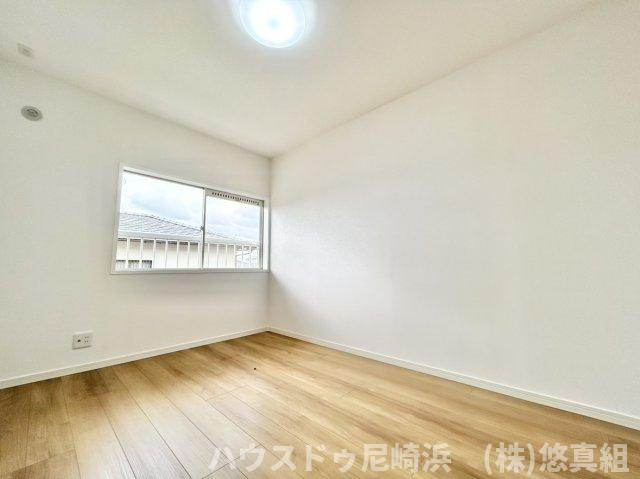 2階洋室　約6帖　南東向きで十分採光を取り入れられます。クローゼット収納ございます！