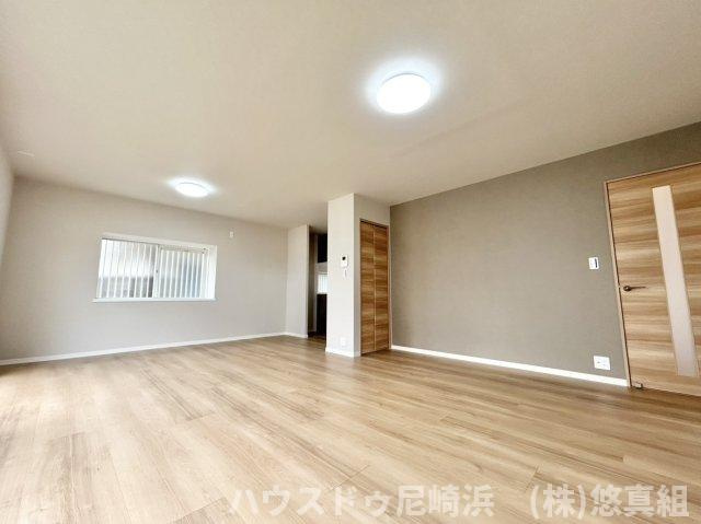 家族が集まっても窮屈感を感じない、LDK広々20帖♪二面採光で南東側に大型サッシが2つ並び、陽当り◎