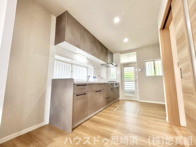■使い勝手の良いシステムキッチンには家事ラクを叶える食洗機付き♪収納も兼ね備えています。新調済です♪