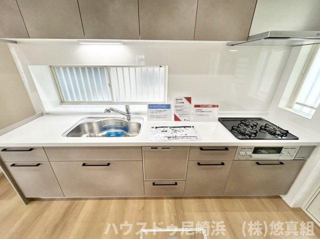 三口コンロとグリルでの同時調理で時短＆効率アップ♪キッチン前に窓があり、お料理中の換気もバッチリ♪