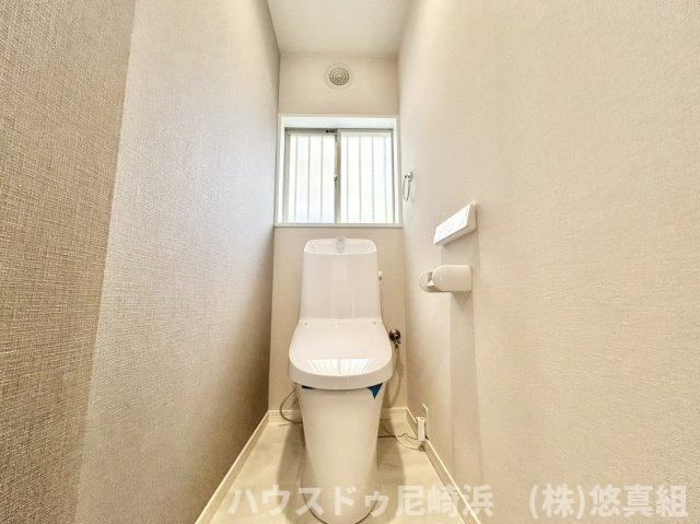 1階トイレ　温水洗浄便座で冬でも暖かい便座で冷え知らず！新調済みで綺麗です♪（各階に2箇所あり）