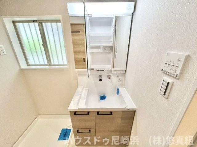 1階洗面所　毎日の身支度を落ち着いて行え、収納も兼ね備えた独立洗面台♪新調済みでピカピカです♪