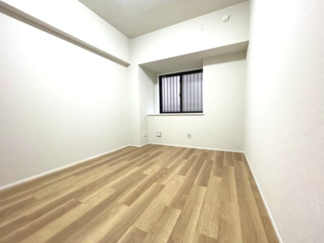 リビングから離れた洋室は、静かに休める寝室にピッタリ。　