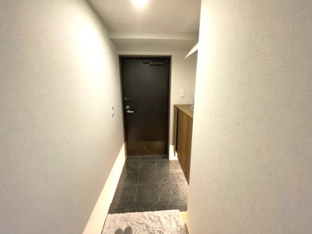 大きな鏡のついた玄関で、お出かけ前の身だしなみチェックもバッチリです。　