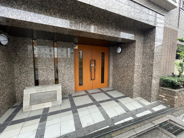 明るく広々としたエントランスが迎えてくれます。　