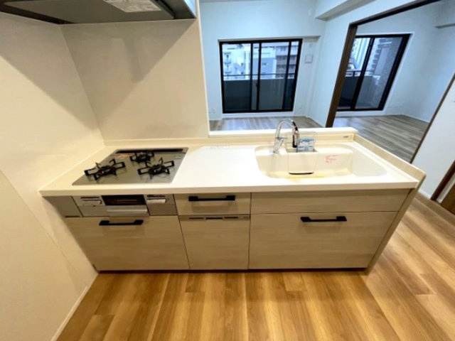 解放感ある対面キッチンは、お部屋が広く見えます。　