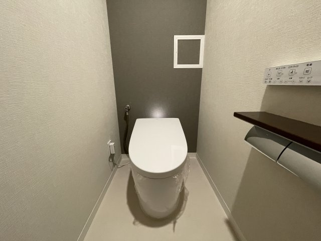 温水洗浄便座付きの清潔感あるトイレは、落ち着いた空間に。　