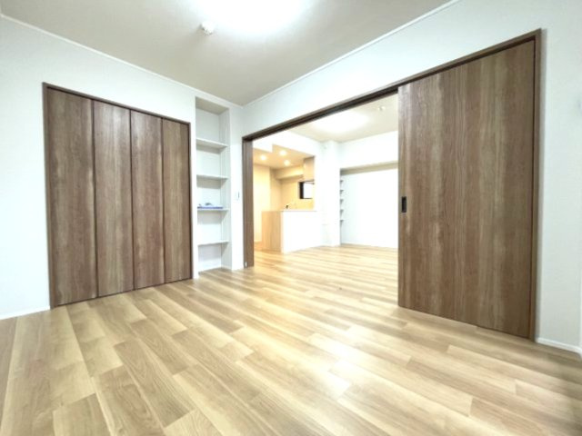 LD横の洋室は、扉を開けて解放感ある空間に。　