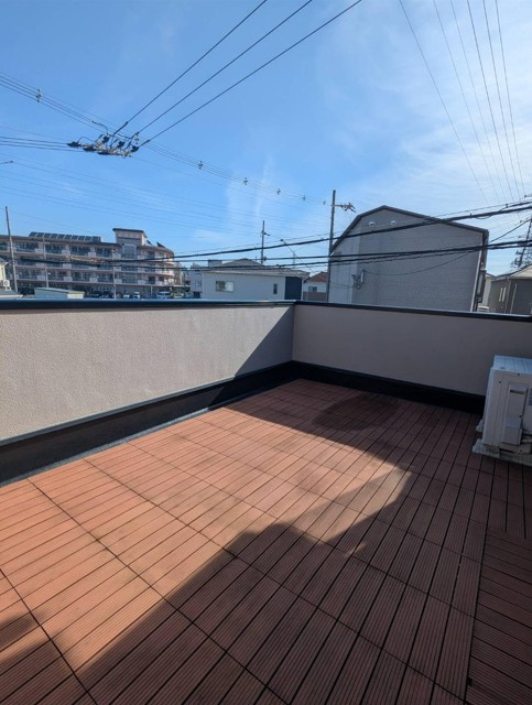 ゆとりあるルーフバルコニーつき。洗濯物やガーデニングはもちろん、休日のリラックスタイムにも活躍する多目的スペース。　