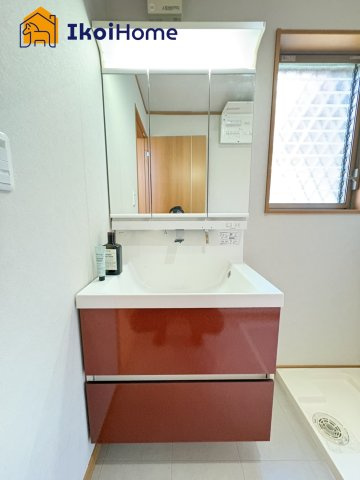 ●年中無休：当日予約可●洗面台はお化粧をする時に便利な3面鏡。ワイドシンクでゆったり作られています。
