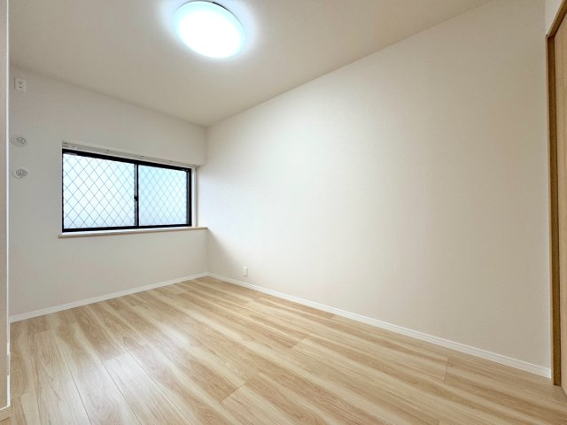 【主寝室（洋室　6.0帖・北東側）】　大型のクローゼットを備えた、ゆとりある6.0帖のお部屋。独立性が高く落ち着いた雰囲気で、ベッドなどの家具もすっきりと配置でき、心地よい時間を過ごせます。
