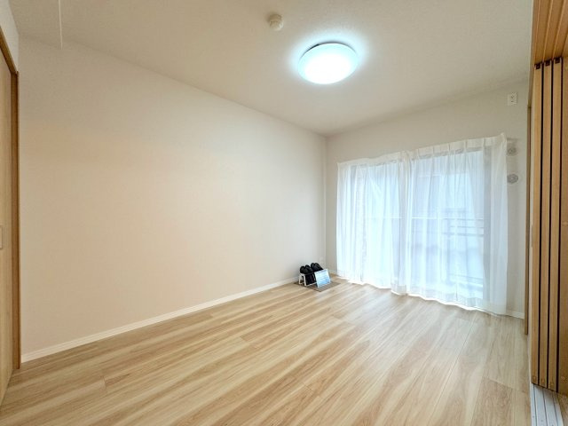 【洋室（6.0帖・南東側）】　南向きのバルコニーに面した明るく風通しの良いお部屋。クローゼットも備わっており、子ども部屋やワークスペースなど、多様なライフスタイルに合わせてフレキシブルに活用できます。